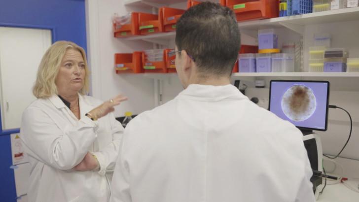 Marina Carrère d'Encausse au laboratoire